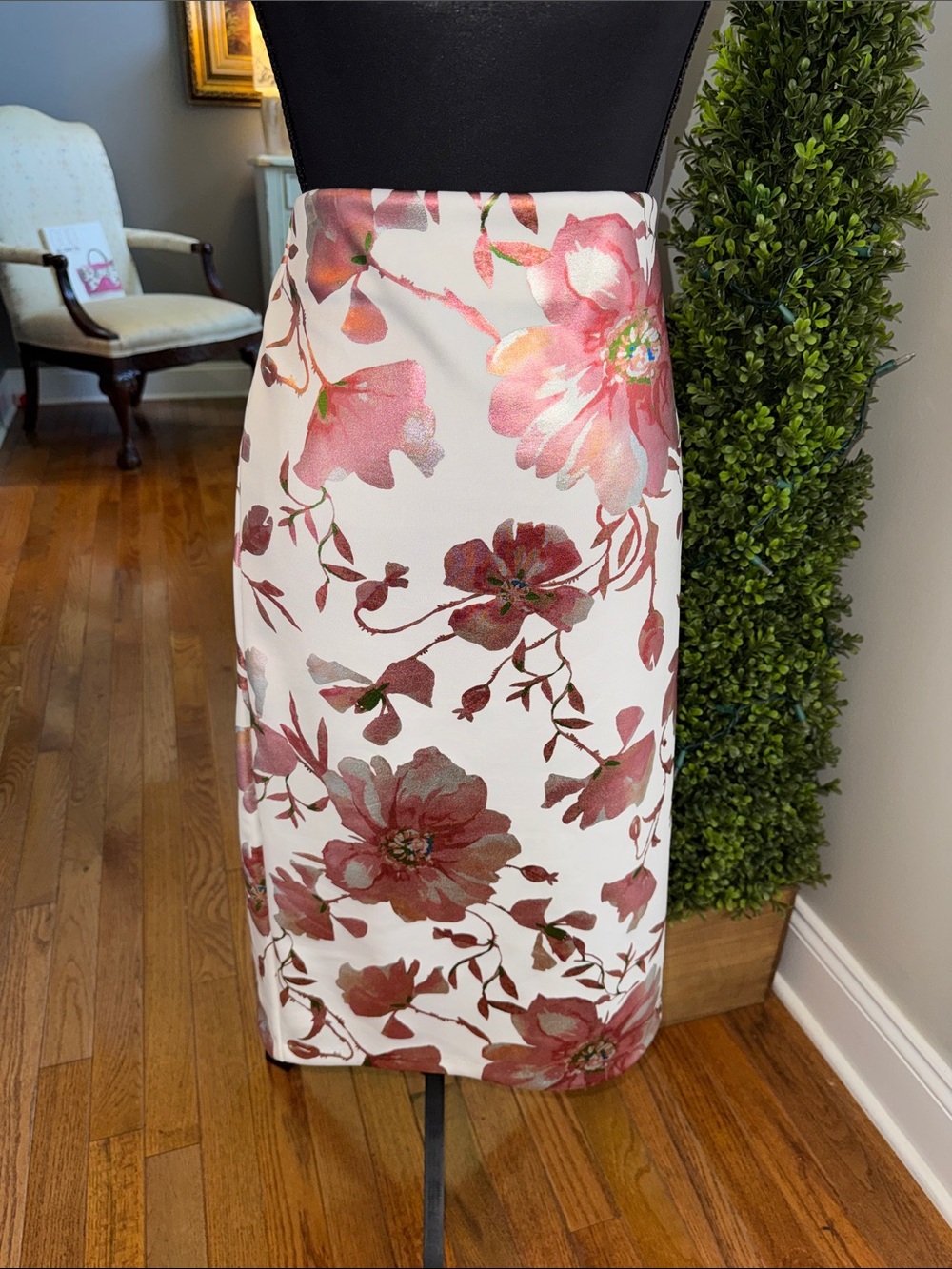 ECI Cream Pencil Skirt with Pink Floral Print NWOT - Size - Large